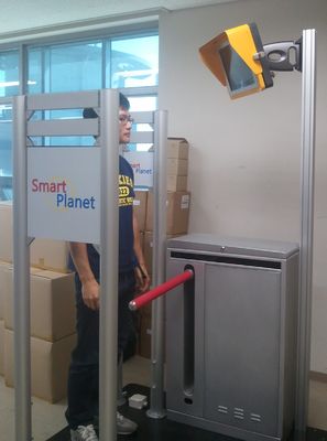 Portone automatico della barriera del cancello girevole del braccio di goccia di sicurezza per il controllo di accesso dell'entrata