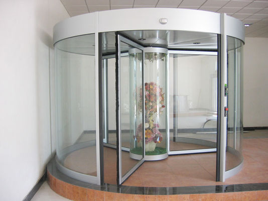 L'annuncio pubblicitario tre traversa la porta girevole volando automatica 150KG con la vetrina centrale