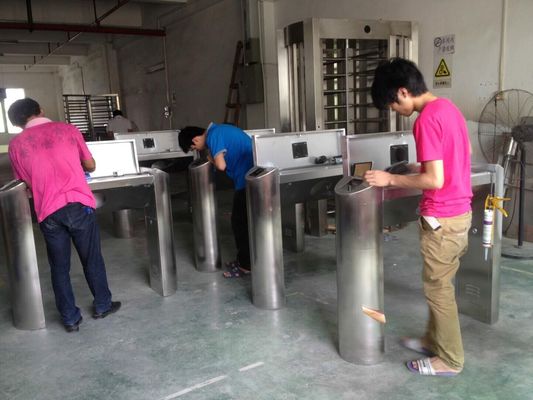Portone elettronico all'aperto del cancello girevole del treppiede dell'entrata, larghezza del canale da 600 millimetri