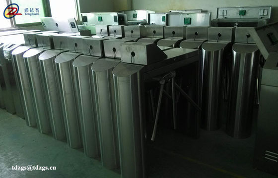 Portone elettronico all'aperto del cancello girevole del treppiede dell'entrata, larghezza del canale da 600 millimetri