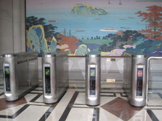 Cancelli girevoli ritrattabili 100W della barriera della falda con le carte di IC/EM